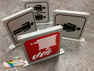 Muurhouder, afmeting 150mm hoog, lengte max. 600mm met uw eigen tekst of picto